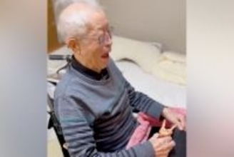 愛犬を亡くし『認知症気味になったおじいちゃん』→サプライズで贈り物を渡すと…涙が止まらない光景が190万再生「愛してたんだ…」「泣いた」
