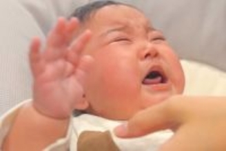 赤ちゃんが泣いていると『2頭のシベリアンハスキー』が近づいてきて…ベビーシッターのような光景に感動「なんて可愛い関係」「頼もしすぎる」