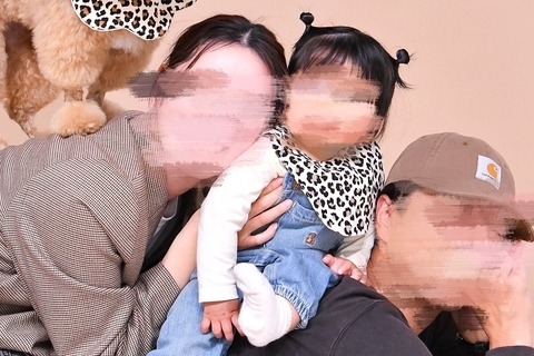 家族でそろって記念撮影をした結果→犬も一緒に写って…あまりにも『自己主張が激しい表情』に9万いいね「犬が投稿してる？」「可愛すぎて爆笑」