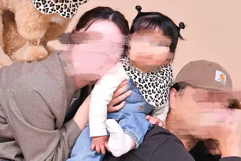 家族でそろって記念撮影をした結果→犬も一緒に写って…あまりにも『自己主張が激しい表情』に9万いいね「犬が投稿してる？」「可愛すぎて爆笑」