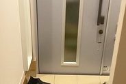 深夜2時『犬の姿が見当たらないな』と思い、探した結果→夫が出かけた後の玄関にいて…健気すぎる『尊い光景』が24万再生「泣ける」「愛おしい」