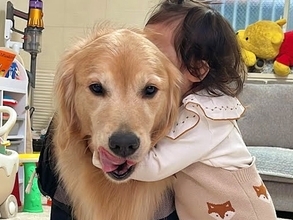 雨の日、嫌々カッパを着る大型犬→心配した1歳の女の子が…可愛すぎる方法で『一生懸命励ます光景』が32万再生「なんて優しいの」「癒される」