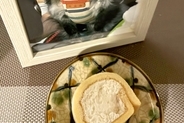 虹の橋へと旅立った愛犬にケーキをお供え→写真が倒れていたので、慌てて戻すと…まさかの光景に3万いいね「美味しい！ってお顔…」「泣ける」