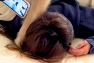 朝、娘のスマホが鳴り響いていたので見に行った結果→大型犬が…まるで『本当の母親』のような光景が24万再生「なんて幸せ」「プロレスで草」