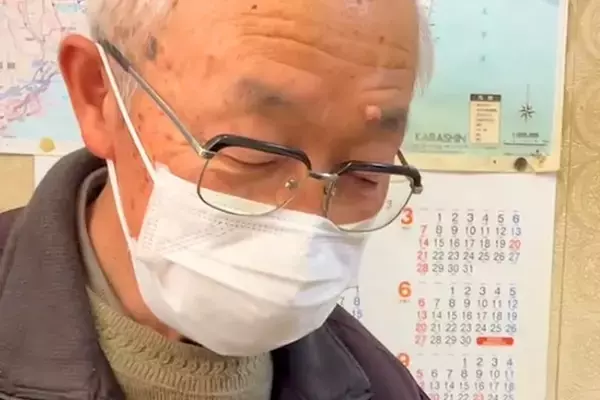 おじいちゃんと子犬を会わせてみた結果→膝の上に乗って…初対面とは思えない『尊すぎる光景』に反響「安心してる」「おじいちゃんも寝るのｗ」