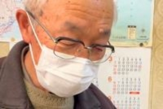 おじいちゃんと子犬を会わせてみた結果→膝の上に乗って…初対面とは思えない『尊すぎる光景』に反響「安心してる」「おじいちゃんも寝るのｗ」