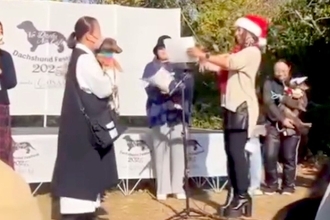 3歳で『余命宣告』された犬→13年後…まさかの『長寿犬の表彰式で壇上にのぼる光景』に涙「見たらウルウルした」「長生きしてね」と感動の声