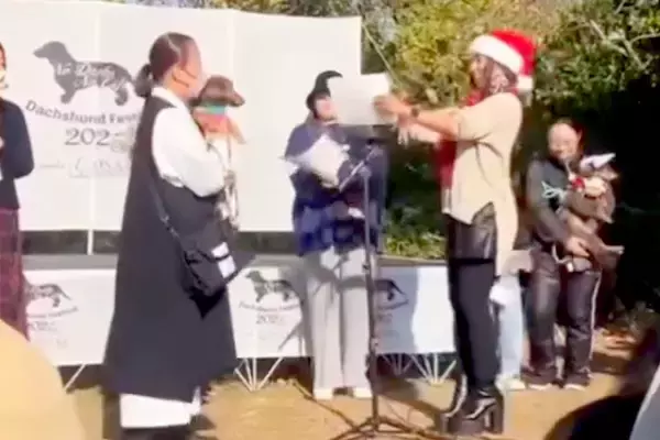 3歳で『余命宣告』された犬→13年後…まさかの『長寿犬の表彰式で壇上にのぼる光景』に涙「見たらウルウルした」「長生きしてね」と感動の声
