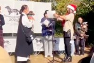 3歳で『余命宣告』された犬→13年後…まさかの『長寿犬の表彰式で壇上にのぼる光景』に涙「見たらウルウルした」「長生きしてね」と感動の声