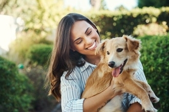 犬に負担がかからない『正しい抱き方』とは？絶対やってはいけない抱っこやNGポイントまで解説