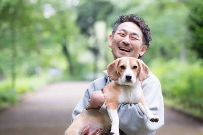 犬に負担がかからない『正しい抱き方』とは？絶対やってはいけない抱っこやNGポイントまで解説