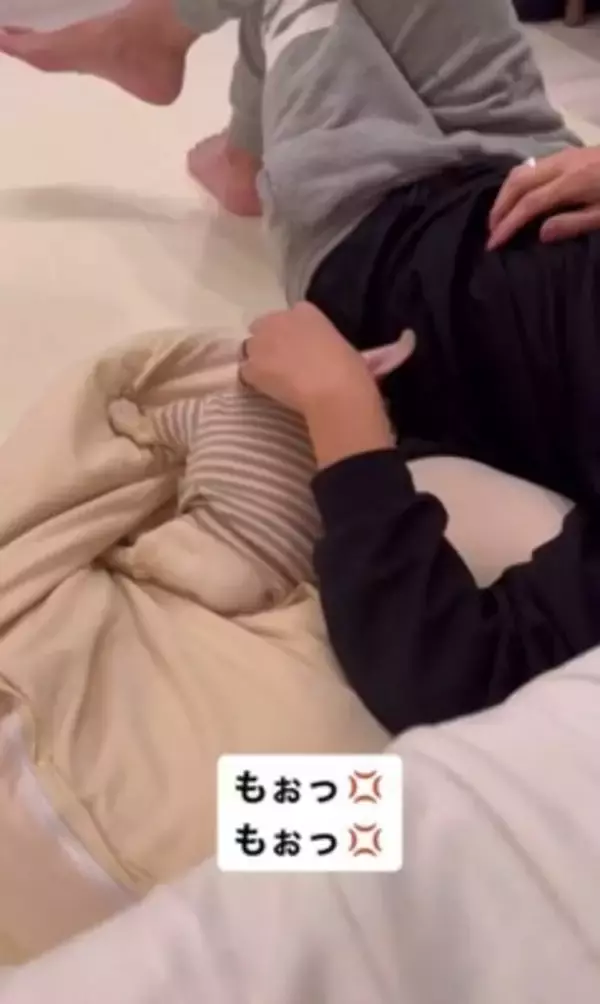 『もぉっ！しつこいな！』犬をこちょこちょした結果…文句を言う姿が76万1000再生　『実は嬉しい』という本音が隠せていない表情が話題に