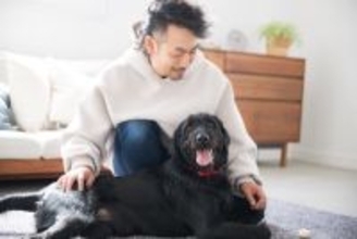 犬が飼い主に『お尻をつけて座る』心理５選　密着してくる理由や適切な対応まで解説