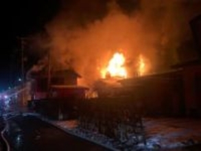 住宅３棟全焼　６時間後にようやく鎮火　山形・米沢市の住宅密集地