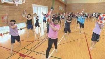 本番目前 45曲を踊り切る山形大学花笠サークル ベトナム産かさと伝統のすげがさで挑む夏の祭典
