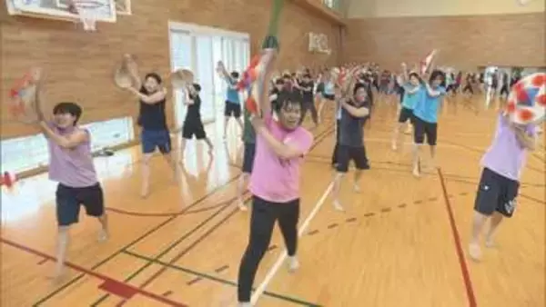 本番目前 45曲を踊り切る山形大学花笠サークル ベトナム産かさと伝統のすげがさで挑む夏の祭典
