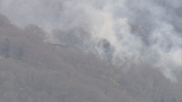 人気の展望台近くで山林火災　斜面の下草などが焼ける　ポンプ車10台が出て消火活動　山形県山形市