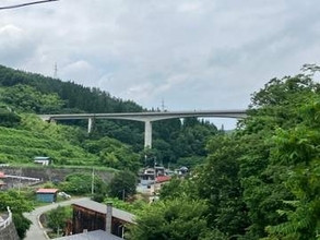 【速報】山形県西川町の山形自動車道で観光バスが乗用車２台に追突　２人けが