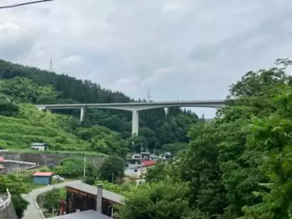 【速報】山形県西川町の山形自動車道で観光バスが乗用車２台に追突　２人けが