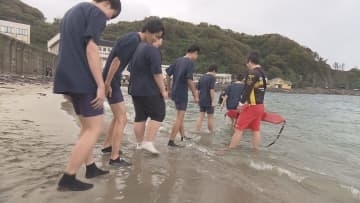 伝統の「水納め」で高校生たちが海泳ぐ・山形県の加茂水産高