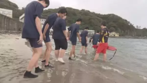 伝統の「水納め」で高校生たちが海泳ぐ・山形県の加茂水産高