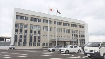 一人で屋根の雪下ろしをしていた男性が4メートル下に転落　かかとを骨折