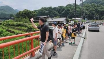 地元の小学生たちが散策しながら街並みを守るための工夫などを学ぶ　山形県山形市の山寺地区