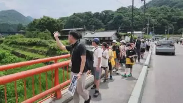 地元の小学生たちが散策しながら街並みを守るための工夫などを学ぶ　山形県山形市の山寺地区