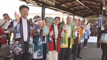 観光列車の乗客を歓迎 庄内夏の観光キャンペーン開幕 メロンやだだちゃ豆振る舞いにぎわう