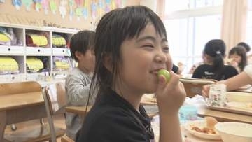 給食に地元産シャインマスカット　大粒ぶどう給食に児童も笑顔　南陽市の小中学校や保育園で提供