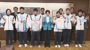カヌー・馬術・バスケ　国スポで優勝を果たした山形県勢の選手たちが知事に報告