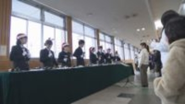 クリスマスイブ　山形駅通路で高校生がハンドベルコンサート　清らかな音色奏でる