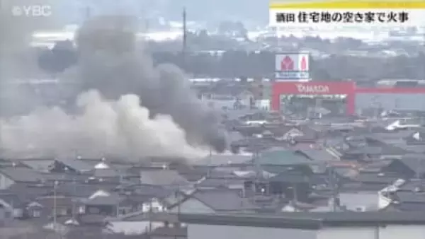 住宅密集地で空き家から出火する火事　通報から2時間半後に鎮火　山形・酒田市
