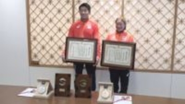 デフリンピックで活躍した酒田市出身の斎藤心温選手と斎藤京香選手に市民栄誉賞を贈呈