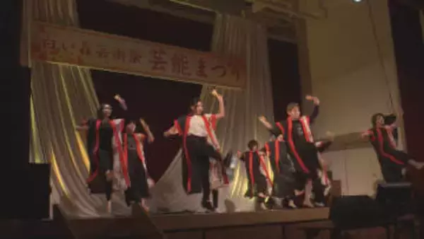 自前の衣装で歌やダンス披露（山形・小国町）