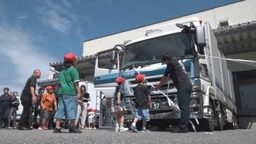 大型トラックの死角学ぶ小2児童が運転席体験　工事車両増加見据え事故防止へ酒田市で初開催