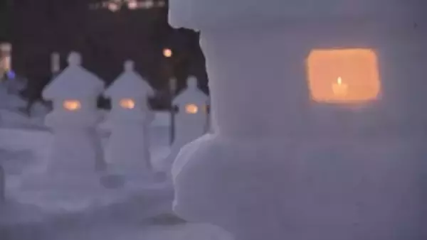 米沢市の冬を彩る上杉雪灯篭まつり　開幕前にプレ点灯　幻想的な灯籠が上杉神社周辺を照らす
