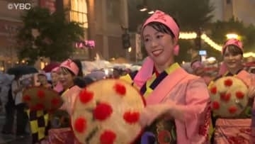 3500人が華やかな踊りを披露　山形花笠まつり2日目　大雨で一時パレード中断の場面も