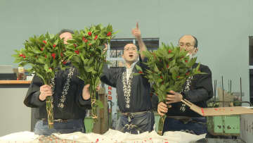 山形市で正月の縁起物「センリョウ」の競り　5000本が競りにかかり価格は去年とほぼ同じ