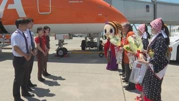 紅花娘が乗客に花とお茶配布 河北町が空港や駅で誘客キャンペーン 見頃は7月上旬まで