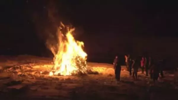 豪雨被災の酒田市大沢地区で伝統行事さんど小屋が復活 炎に復興と無病息災の願い込める