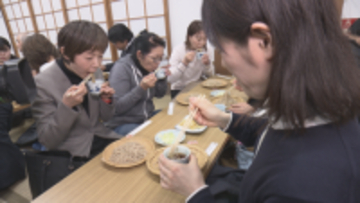 「甘味を感じる。噛めば噛むほど甘い」山めん寒ざらしそばを山形市で試食　寒風が生んだ限定3万食の味