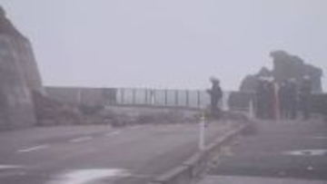 鶴岡市油戸で落石発生 大岩が県道を塞ぎ2キロにわたり全面通行止め けが人なし