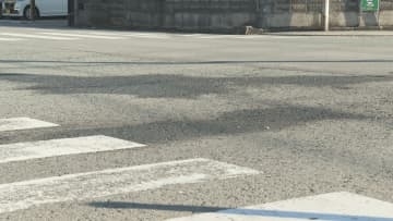 2人が乗っていた原付バイクと乗用車が衝突　男子高校生が死亡　ヘルメットは着用　バイクの運転手を確認中