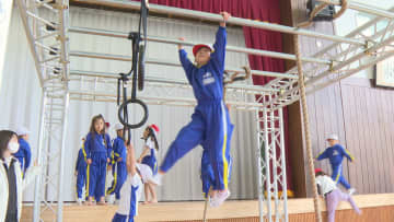 子どもたちがボルダリングやトランポリンなど6種類のスポーツを体験　東根市の小学校
