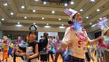 老いも若きも仮装して元気にエアロビック　全日本エアロビックフェスティバル開催　山形県上山市