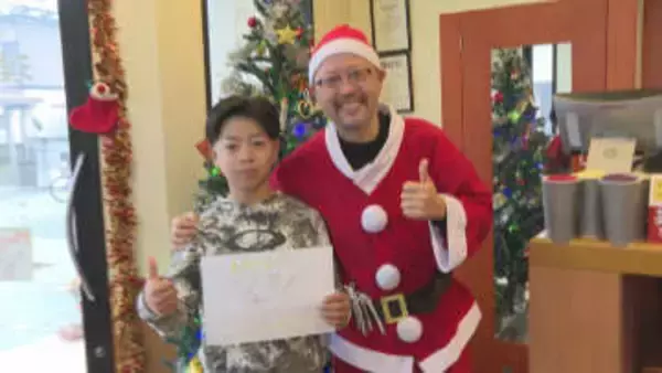 散髪中に夢を語る　天童市の理髪店でクリスマスに子どもたちのカットが無料