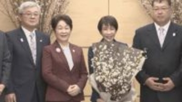 山形県産啓翁桜を吉村知事が総理官邸で贈呈 冬のサクラの魅力と輸出強化をアピール