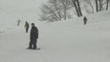 「「天気が何だろうと楽しいものは楽しい」西川町で月山スキー場がオープン あいにくの雨もスキーヤーら初滑り満喫」の画像1