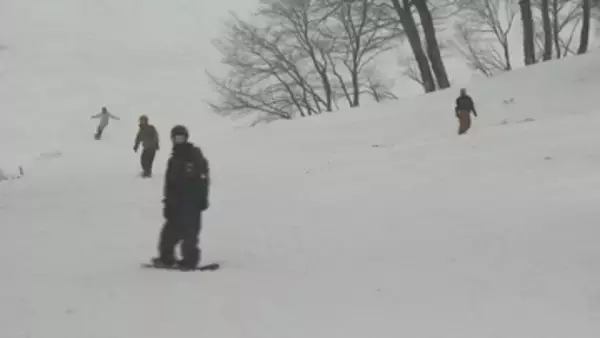 「天気が何だろうと楽しいものは楽しい」西川町で月山スキー場がオープン あいにくの雨もスキーヤーら初滑り満喫